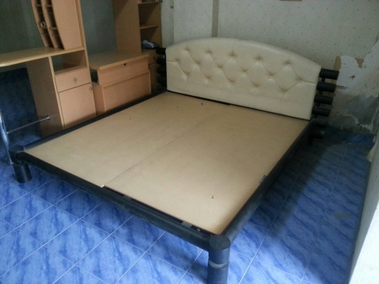 ขายเตียง+ตู้โชว์+โต๊ะเครื่องแป้ง ราคาถูก 3000 บาท ด่วน โทร 0955408658