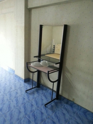 ขายเตียง+ตู้โชว์+โต๊ะเครื่องแป้ง ราคาถูก 3000 บาท ด่วน โทร 0955408658