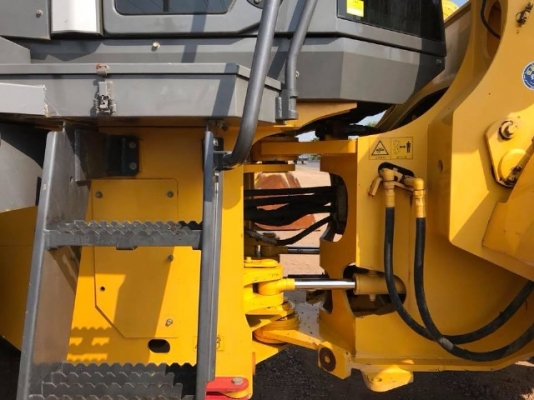 ขายรถตักล้อยาง HITACHI ZW220 (เทียบเท่า WA380-6) รถนอกนำเข้าเองจากญี่ปุ่น สภาพสวยพร้อมใช้งาน มีVDOครับ ขายรถตักล้อยาง HITACHI ZW220 (เทียบเท่า WA380-6) รถนอกนำเข้าเองจากญี่ปุ่น สภาพสวยพร้อมใช้งาน มีVDOครับ