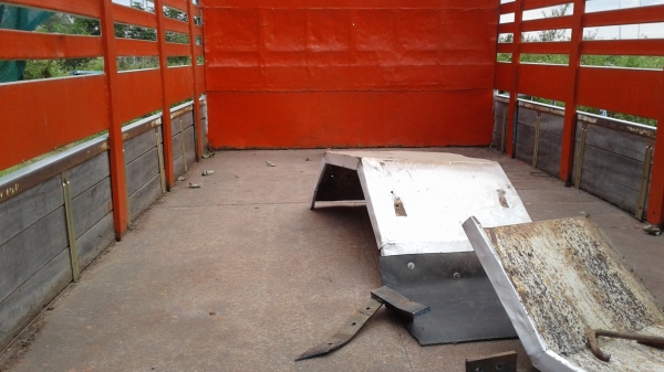 ขายด่วน..กะบะคาโก้.พื้นเหล็ก.รั้วเหล็ก.ยาว4.50เมตร.กว้าง2.20เมตร.สะภาพสวยไม่ผุ