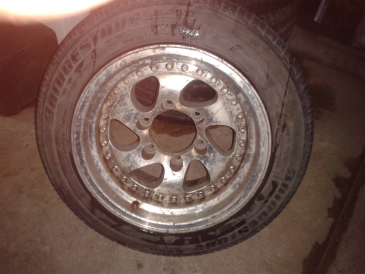 แม็กขอบ15กว้าง8นิ้วครึ่ง6รูมียาง  มีแค่2ล้อ