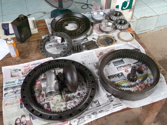 ขายอะไหล่ตัวเดิน  KOMATSU PC 200-3 ราคาไม่แพง