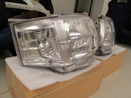 ขายไฟหน้ารถตู้ HIACE 2012 ตาเพชรย้อย