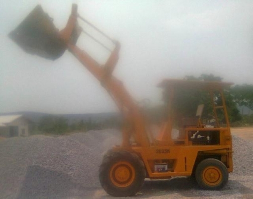 TCM SD23M รถตักล้อยาง ใช้ตักขึ้นบนรถพ่วงรถสิบล้อได้เลยครับ เครื่องยนต์ 6 สูบของมิตซูบิชิ ทำงานดีทำงานเร็ว เกียร์ทอร์ก ช่วงล่างยางสภาพดี 60\% พร้อมทำงานได้เลย เอกสารสัญญาซื้อขาย ราคาต่อรองได้ครับ