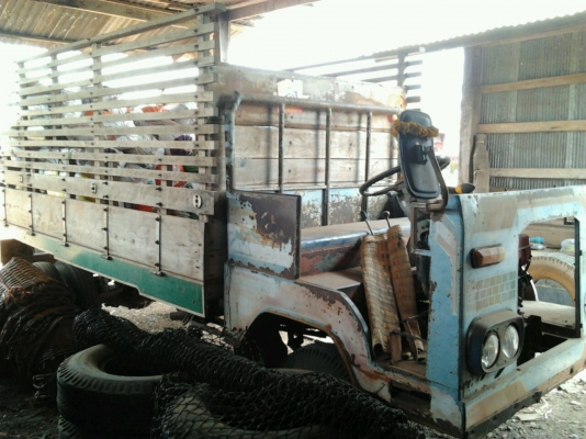 ขายด่วน รถอีแต๋น 6 ล้อสภาพสวยพร้อมใช้งานได้เลยครับ เครื่องยนต์ ET110 - 11 แรง ช่วงล่างชุดเฟืองท้ายของ ISUZU KS 110 คานหน้าใหญ่ คัชซีหน้า 4 มีสโลว์จิ๊ปของฟอร์ด กระบะคอกไม้ยาว 3.50 เมตร ช่วงล่างยางสภาพดีพร้อมบรรทุกพร้อมใช้งาน ราคาต่อรองได้ครับ