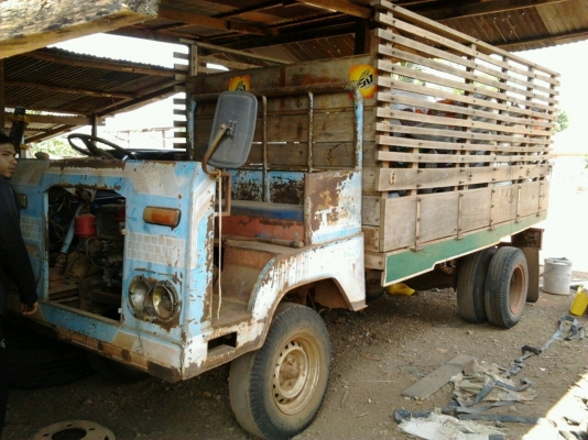 ขายด่วน รถอีแต๋น 6 ล้อสภาพสวยพร้อมใช้งานได้เลยครับ เครื่องยนต์ ET110 - 11 แรง ช่วงล่างชุดเฟืองท้ายของ ISUZU KS 110 คานหน้าใหญ่ คัชซีหน้า 4 มีสโลว์จิ๊ปของฟอร์ด กระบะคอกไม้ยาว 3.50 เมตร ช่วงล่างยางสภาพดีพร้อมบรรทุกพร้อมใช้งาน ราคาต่อรองได้ครับ