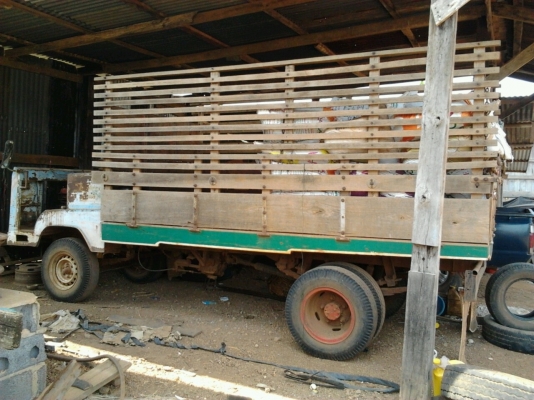 ขายด่วน รถอีแต๋น 6 ล้อสภาพสวยพร้อมใช้งานได้เลยครับ เครื่องยนต์ ET110 - 11 แรง ช่วงล่างชุดเฟืองท้ายของ ISUZU KS 110 คานหน้าใหญ่ คัชซีหน้า 4 มีสโลว์จิ๊ปของฟอร์ด กระบะคอกไม้ยาว 3.50 เมตร ช่วงล่างยางสภาพดีพร้อมบรรทุกพร้อมใช้งาน ราคาต่อรองได้ครับ