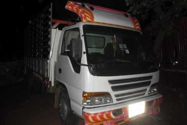 ISUZU KS 110 HP 4BE1 กระบะคอกเหล็กยาว 4.30 เมตรสภาพอย่างสวย หัวเก๋ง NKR  หัวการ์ตูนตาหวานสภาพใหม่เอี่ยมลงเล่มครบแล้วภายในเก๋งคอนโซลสวยครบพร้อม แอร์เย็น พวงมาลัยเพาเวอร์ เครื่องยนต์แน่นแรงดี เกียร์ร็อกอย่างดี ช่วงล่างคัชซีสวยไม่มีดาม เฟืองท้ายใหญ่ติด F หน้