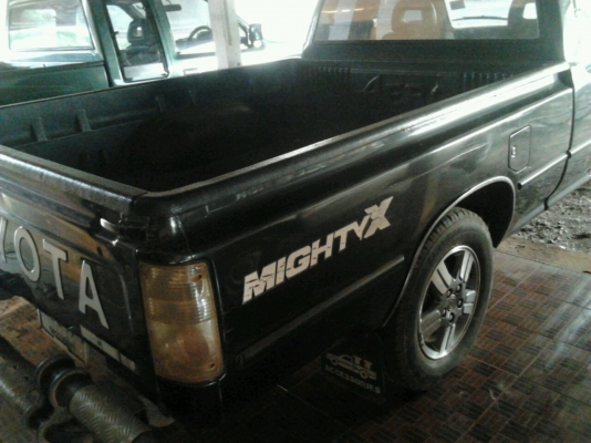 TOYOTA HILUX MIGHTY-X EXTRA CAB 2.5 MT ปี 35 รถบ้านเดิมๆสภาพดีพร้อมใช้งาน เครื่องแห้งแรงดีไม่มีเยิ้ม ภายในเก๋งคอนโซลครบพร้อม แอร์เย็น พวงมาลัยเพาเวอร์ กระบะไม่มีผุ ช่วงล่างคัชซีสวยมากไม่ผุ ยางสภาพดี 4 เส้นประมาณ 70\% พร้อมใช้งาน เอกสารทะเบียนภาษีครบพร้อมโอ