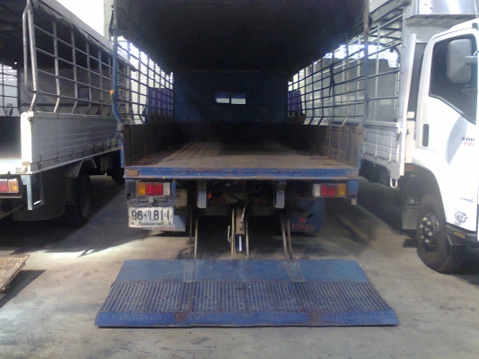 ขายลิฟท์ท้ายรถตามรูปเป็นระบบไฮดรอลิกควบคุมด้วยไฟฟ้า 24 v  ครับ