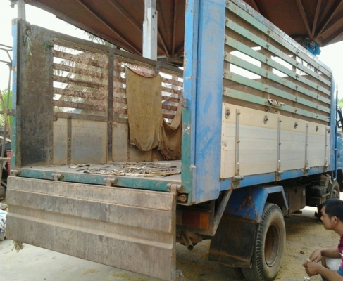 ISUZU NQR 120 HP 4HF1 ปี 42 หกล้อดั๊มพ์ กระบะดั๊มพ์มิเนียมคอกเกษตร 4 ตันสภาพสวยความยาว 4.30 เมตร เครื่องแห้งแรงดี ภายในเก๋งคอนโซลสวยครบ พวงมาลัยเพาเวอร์ ช่วงล่างใหญ่ติด F หน้าหลัง ยาง 8.25 ขอบ 16 สภาพดี 70\% พร้อมบรรทุกพร้อมใช้งาน เอกสารทะเบียนภาษีครบถูกต้