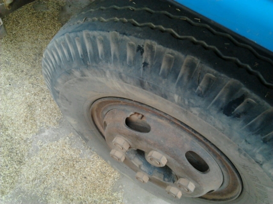 ISUZU NQR 120 HP 4HF1 ปี 42 หกล้อดั๊มพ์ กระบะดั๊มพ์มิเนียมคอกเกษตร 4 ตันสภาพสวยความยาว 4.30 เมตร เครื่องแห้งแรงดี ภายในเก๋งคอนโซลสวยครบ พวงมาลัยเพาเวอร์ ช่วงล่างใหญ่ติด F หน้าหลัง ยาง 8.25 ขอบ 16 สภาพดี 70\% พร้อมบรรทุกพร้อมใช้งาน เอกสารทะเบียนภาษีครบถูกต้