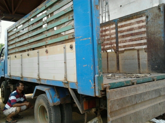 ISUZU NQR 120 HP 4HF1 ปี 42 หกล้อดั๊มพ์ กระบะดั๊มพ์มิเนียมคอกเกษตร 4 ตันสภาพสวยความยาว 4.30 เมตร เครื่องแห้งแรงดี ภายในเก๋งคอนโซลสวยครบ พวงมาลัยเพาเวอร์ ช่วงล่างใหญ่ติด F หน้าหลัง ยาง 8.25 ขอบ 16 สภาพดี 70\% พร้อมบรรทุกพร้อมใช้งาน เอกสารทะเบียนภาษีครบถูกต้