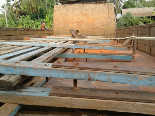 ISUZU KS 110 HP 4BE1 กระบะเหล็กมีคอกไม้ให้ครบพร้อมสภาพสวย ความยาวของกระบะ 4.30 เมตร เครื่องยนต์ 110 แรงลงเล่มครบถูกต้องเครื่องแน่นแรงดี หัวเก๋งบางๆไม่มีผุภายในคอนโซลสวยอยู่ครบ ช่วงล่างคัชซีสวย ยางสภาพดี 6 เส้นประมาณ 70\% พร้อมบรรทุกพร้อมวิ่งงานได้เลยครับ เ