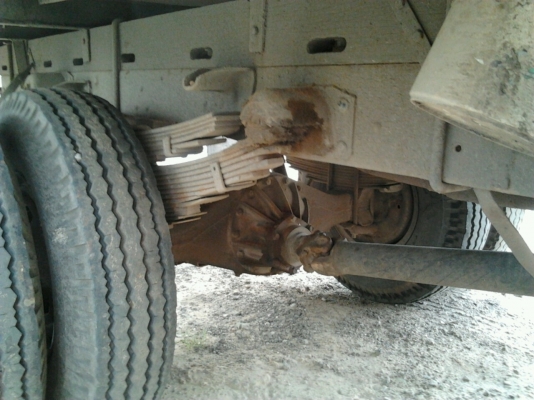 ISUZU KS 110 HP 4BE1 กระบะเหล็กมีคอกไม้ให้ครบพร้อมสภาพสวย ความยาวของกระบะ 4.30 เมตร เครื่องยนต์ 110 แรงลงเล่มครบถูกต้องเครื่องแน่นแรงดี หัวเก๋งบางๆไม่มีผุภายในคอนโซลสวยอยู่ครบ ช่วงล่างคัชซีสวย ยางสภาพดี 6 เส้นประมาณ 70\% พร้อมบรรทุกพร้อมวิ่งงานได้เลยครับ เ