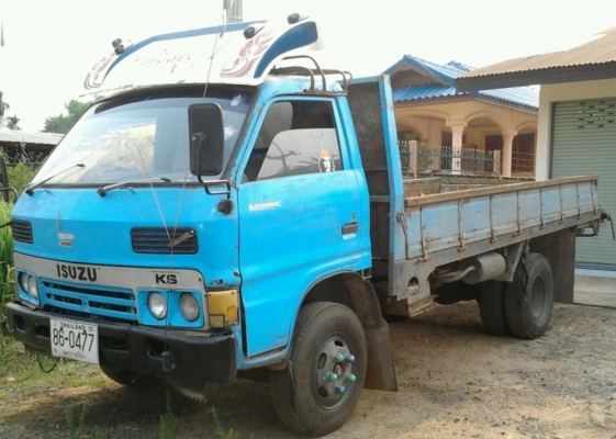 ISUZU KS 110 HP 4BE1 กระบะเหล็กมีคอกไม้ให้ครบพร้อมสภาพสวย ความยาวของกระบะ 4.30 เมตร เครื่องยนต์ 110 แรงลงเล่มครบถูกต้องเครื่องแน่นแรงดี หัวเก๋งบางๆไม่มีผุภายในคอนโซลสวยอยู่ครบ ช่วงล่างคัชซีสวย ยางสภาพดี 6 เส้นประมาณ 70\% พร้อมบรรทุกพร้อมวิ่งงานได้เลยครับ เ
