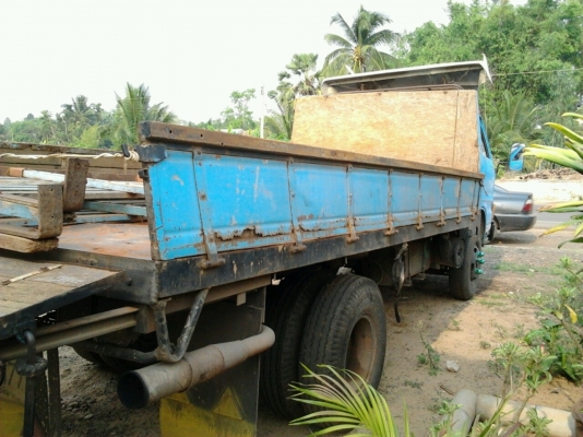 ISUZU KS 110 HP 4BE1 กระบะเหล็กมีคอกไม้ให้ครบพร้อมสภาพสวย ความยาวของกระบะ 4.30 เมตร เครื่องยนต์ 110 แรงลงเล่มครบถูกต้องเครื่องแน่นแรงดี หัวเก๋งบางๆไม่มีผุภายในคอนโซลสวยอยู่ครบ ช่วงล่างคัชซีสวย ยางสภาพดี 6 เส้นประมาณ 70\% พร้อมบรรทุกพร้อมวิ่งงานได้เลยครับ เ