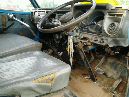 ISUZU KS 110 HP 4BE1 กระบะเหล็กมีคอกไม้ให้ครบพร้อมสภาพสวย ความยาวของกระบะ 4.30 เมตร เครื่องยนต์ 110 แรงลงเล่มครบถูกต้องเครื่องแน่นแรงดี หัวเก๋งบางๆไม่มีผุภายในคอนโซลสวยอยู่ครบ ช่วงล่างคัชซีสวย ยางสภาพดี 6 เส้นประมาณ 70\% พร้อมบรรทุกพร้อมวิ่งงานได้เลยครับ เ