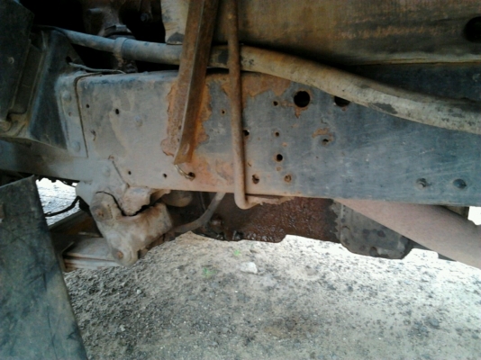 ISUZU KS 110 HP 4BE1 กระบะเหล็กมีคอกไม้ให้ครบพร้อมสภาพสวย ความยาวของกระบะ 4.30 เมตร เครื่องยนต์ 110 แรงลงเล่มครบถูกต้องเครื่องแน่นแรงดี หัวเก๋งบางๆไม่มีผุภายในคอนโซลสวยอยู่ครบ ช่วงล่างคัชซีสวย ยางสภาพดี 6 เส้นประมาณ 70\% พร้อมบรรทุกพร้อมวิ่งงานได้เลยครับ เ