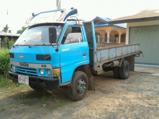 ISUZU KS 110 HP 4BE1 กระบะเหล็กมีคอกไม้ให้ครบพร้อมสภาพสวย ความยาวของกระบะ 4.30 เมตร เครื่องยนต์ 110 แรงลงเล่มครบถูกต้องเครื่องแน่นแรงดี หัวเก๋งบางๆไม่มีผุภายในคอนโซลสวยอยู่ครบ ช่วงล่างคัชซีสวย ยางสภาพดี 6 เส้นประมาณ 70\% พร้อมบรรทุกพร้อมวิ่งงานได้เลยครับ เ