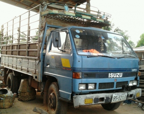 ISUZU NPR 115 ปี 37 วางเครื่อง 110 HP 4BE1 กระบะคอกเหล็กยาว 4.30 เมตร ช่วงล่างใหญ่เฟืองท้ายติด F ครบพร้อม เครื่องแน่นดีไม่มีเยิ้มเลย เกียร์ร็อก หัวเก๋งบางเดิมภายในคอนโซลครบ ช่วงล่างคัชซีสวยไม่มีดาม ยาง 8.25 ขอบ 16 สภาพดี 70\% พร้อมบรรทุกพร้อมใช้งาน เอกสารท