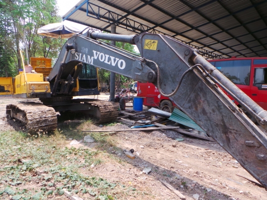 รถแบคโฮ ยี่ห้อ VOLVO มีเล่มทะเบียน ช่วงล่างดี เอวดี เครื่องดี ปั้มไม่เยิ้ม