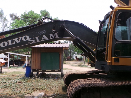 รถแบคโฮ ยี่ห้อ VOLVO มีเล่มทะเบียน ช่วงล่างดี เอวดี เครื่องดี ปั้มไม่เยิ้ม