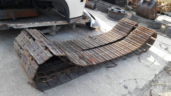 ขายโซ่เหล็ก รถขุด HITASHI/EX55  กว้าง  32cm เก่านอก  ขาย32,000 บาท