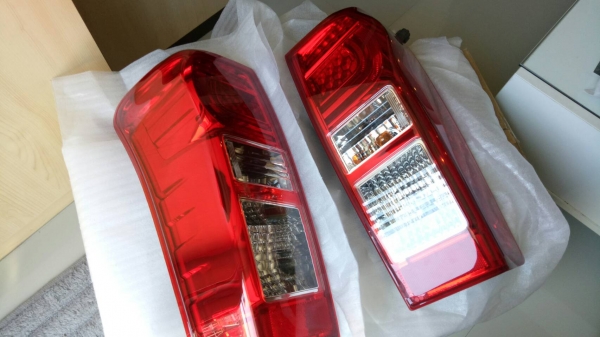 ไฟท้าย ดีแม็ค 1.9 สภาพใหม่ พร้อมขั้วปลั๊ก 1 คู๋