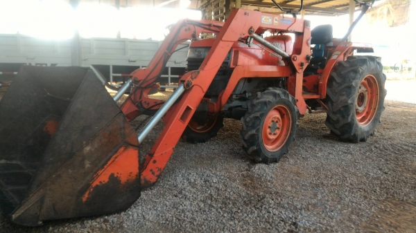 ขายรถไถ KUBOTA L4508 พร้อมตัวตัก เครื่องดี เกียร์ดี ไฮดรอลิคดี  ราคา 300,000 สนใจโทรมาคุย ต่อรองราคาได้ มีรถขนส่งทั่วไทย ร้านสามย่านแทรคเตอร์ อ.แกลง จ.ระยอง โทร 0897489639 ,0899347475 id line=0897489639 id line=0899347475