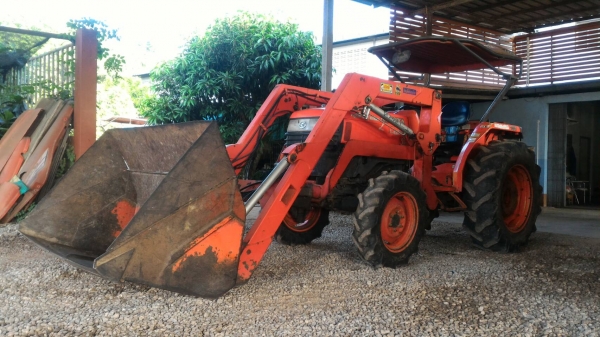 ขายรถไถ KUBOTA L4508 พร้อมตัวตัก เครื่องดี เกียร์ดี ไฮดรอลิคดี  ราคา 300,000 สนใจโทรมาคุย ต่อรองราคาได้ มีรถขนส่งทั่วไทย ร้านสามย่านแทรคเตอร์ อ.แกลง จ.ระยอง โทร 0897489639 ,0899347475 id line=0897489639 id line=0899347475
