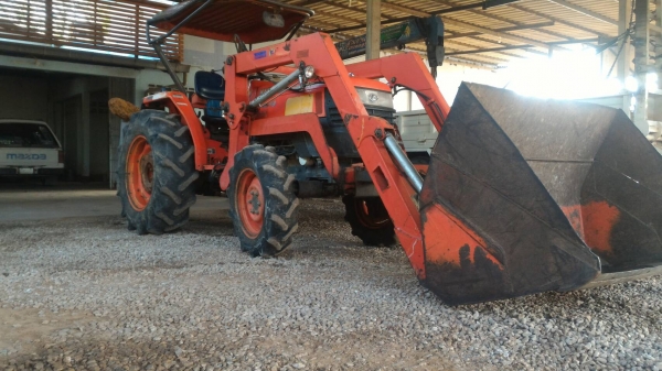 ขายรถไถ KUBOTA L4508 พร้อมตัวตัก เครื่องดี เกียร์ดี ไฮดรอลิคดี  ราคา 300,000 สนใจโทรมาคุย ต่อรองราคาได้ มีรถขนส่งทั่วไทย ร้านสามย่านแทรคเตอร์ อ.แกลง จ.ระยอง โทร 0897489639 ,0899347475 id line=0897489639 id line=0899347475