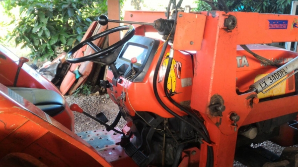 ขายรถไถ KUBOTA L4508 พร้อมตัวตัก เครื่องดี เกียร์ดี ไฮดรอลิคดี  ราคา 300,000 สนใจโทรมาคุย ต่อรองราคาได้ มีรถขนส่งทั่วไทย ร้านสามย่านแทรคเตอร์ อ.แกลง จ.ระยอง โทร 0897489639 ,0899347475 id line=0897489639 id line=0899347475