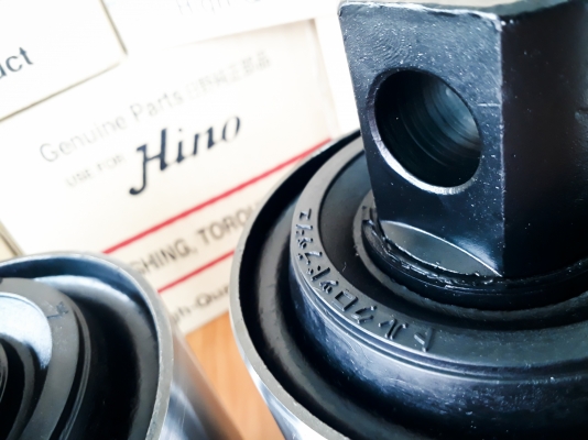 ลูกหมากร้อยรถบรรทุก ใส่ได้ทุกรุ่นนะครับ ของแท้ผลิตจากยูรีเทนคุณภาพเหนียวทนทาน ราคาเดิม 4800 บาท จัดพิเศษเพียง 4100 บาท ฟรีค่าขนส่งต้นทาง