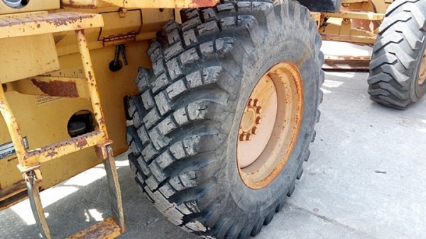 ราคาพิเศษ รถตักเก่านอก 910F โทร 061-4194021 พรภวิษย์