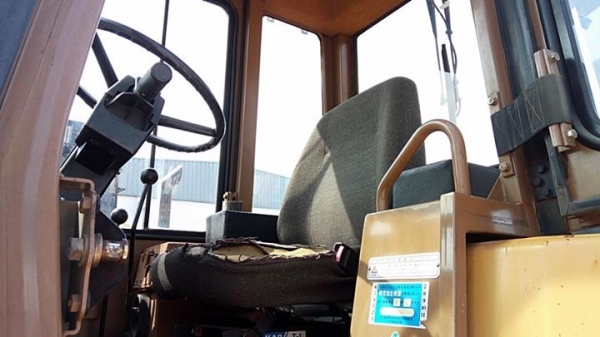 ราคาพิเศษ รถตักเก่านอก 910F โทร 061-4194021 พรภวิษย์