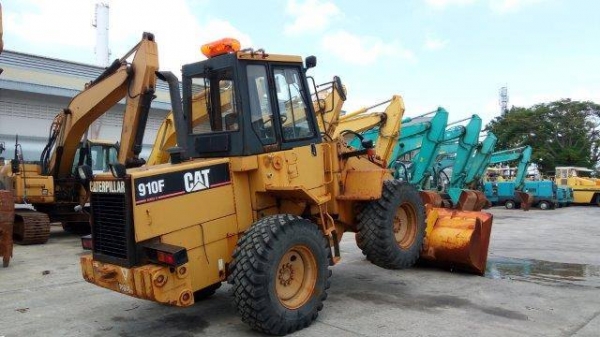 ราคาพิเศษ รถตักเก่านอก 910F โทร 061-4194021 พรภวิษย์