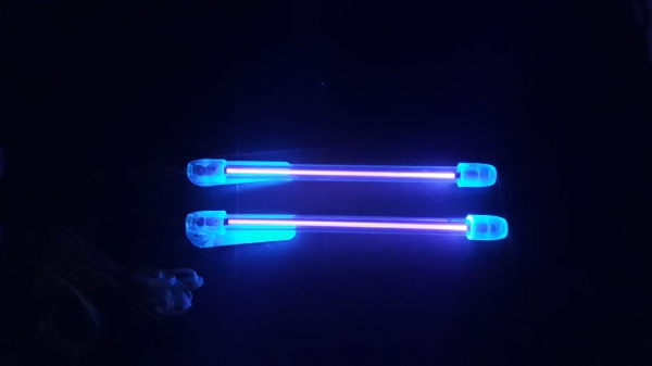 ไฟประดับ แบบแท่งแสงสีม่วงต่อกับช่องที่จุดไฟบุหรี่ ไฟประดับ แบบแท่งแสงสีม่วงต่อกับช่องที่จุดไฟบุหรี่