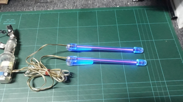 ไฟประดับ แบบแท่งแสงสีม่วงต่อกับช่องที่จุดไฟบุหรี่ ไฟประดับ แบบแท่งแสงสีม่วงต่อกับช่องที่จุดไฟบุหรี่