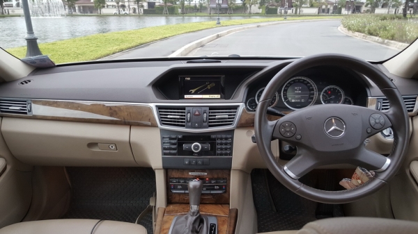 Mercedes-Benz E200 CGI รถออกศูนย์ Benz BKK รถปี 2010 สีทอง 95,000 โล รถบ้าน เจ้าของขายเอง
