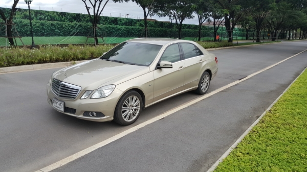 Mercedes-Benz E200 CGI รถออกศูนย์ Benz BKK รถปี 2010 สีทอง 95,000 โล รถบ้าน เจ้าของขายเอง