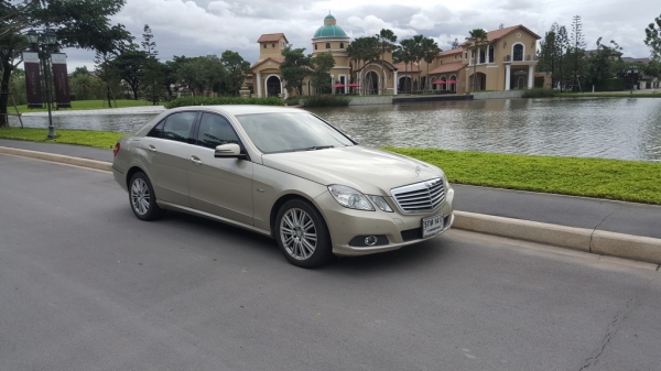 Mercedes-Benz E200 CGI รถออกศูนย์ Benz BKK รถปี 2010 สีทอง 95,000 โล รถบ้าน เจ้าของขายเอง