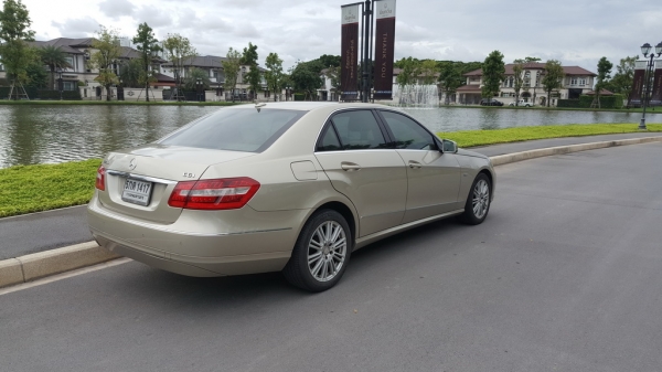 Mercedes-Benz E200 CGI รถออกศูนย์ Benz BKK รถปี 2010 สีทอง 95,000 โล รถบ้าน เจ้าของขายเอง