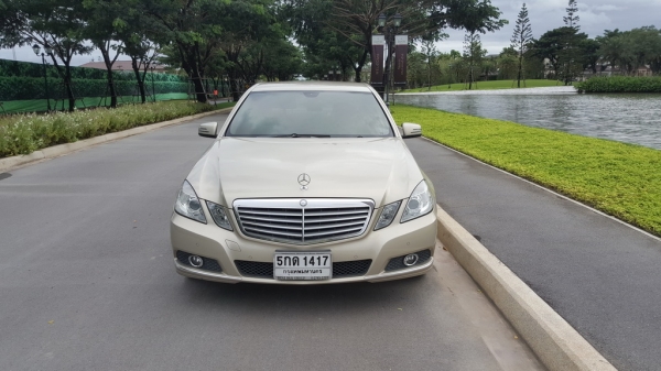 Mercedes-Benz E200 CGI รถออกศูนย์ Benz BKK รถปี 2010 สีทอง 95,000 โล รถบ้าน เจ้าของขายเอง
