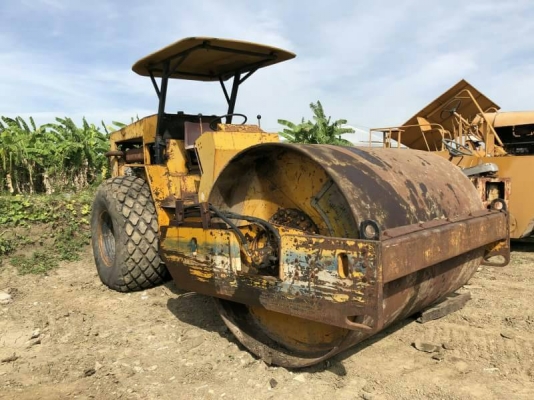 รถบดยี่ห้อมูแม๊ก 2 เพลา รถใช้งานได้เลย รถดีแค่สีไม่สวยเท่านั้น มีทะเบียน  ราคา 500,000