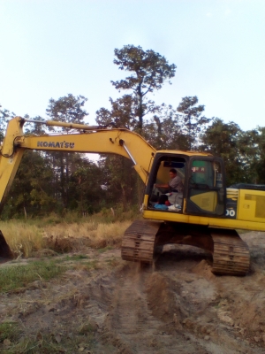 KOMATSU PC200-7 รถใช้งานได้ปกติ ไฟฟ้าครบ เอวมีขยับ ช่วงล่างดี โซ่หนา เอกสารเล่มทะเบียน