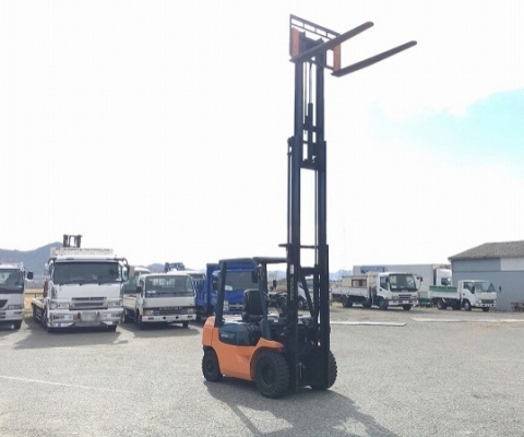 ขายรถโฟล์คลิฟท์ดีเซล  สอบถามได้ 062-709-1747