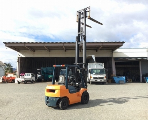 ขายรถโฟล์คลิฟท์ดีเซล  สอบถามได้ 062-709-1747
