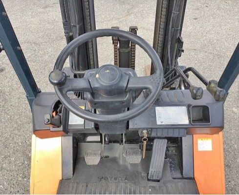 ขายรถโฟล์คลิฟท์ดีเซล  สอบถามได้ 062-709-1747