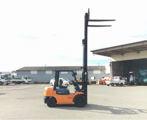 ขายรถโฟล์คลิฟท์ดีเซล  สอบถามได้ 062-709-1747